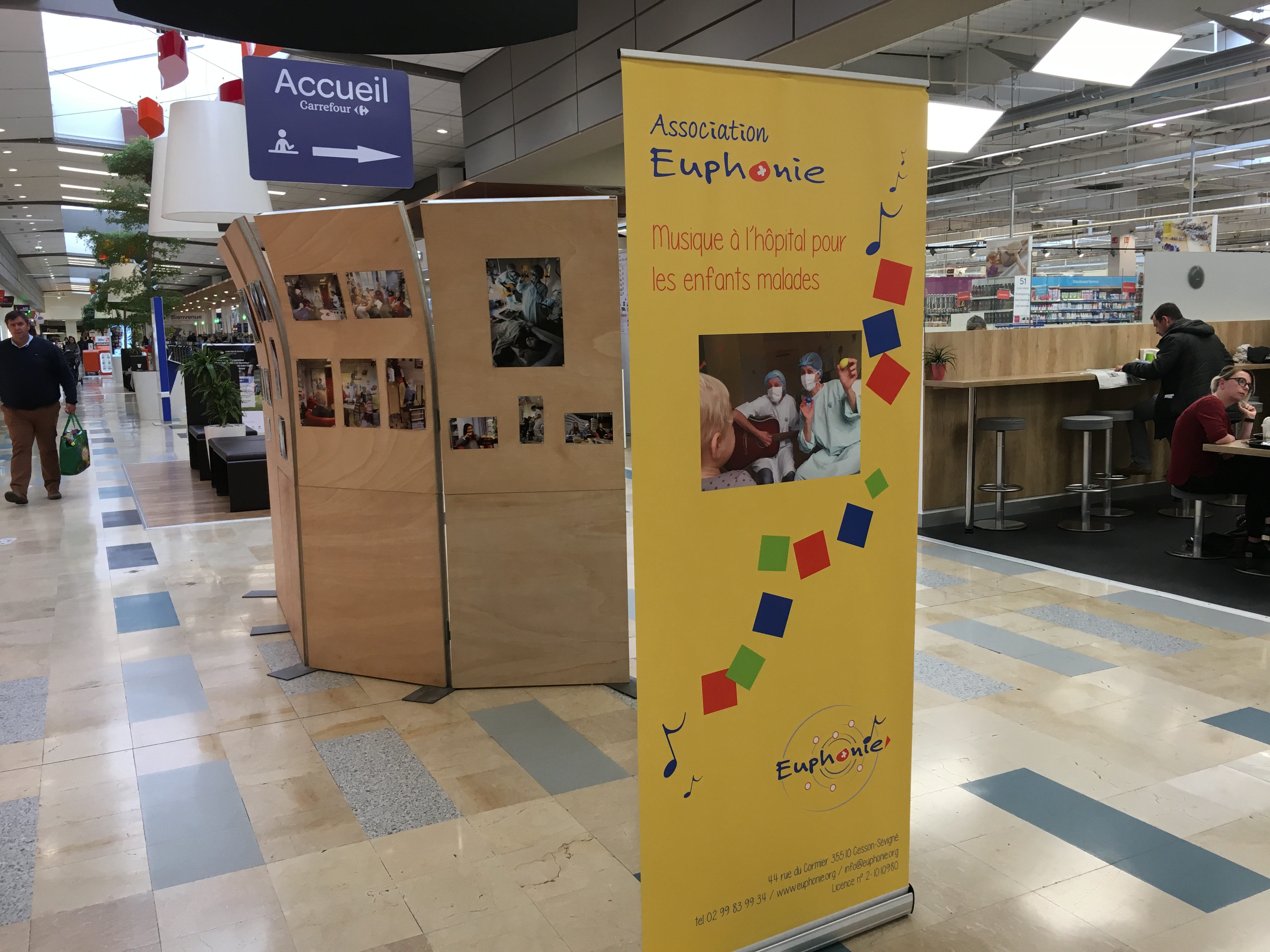 Exposition visuelle dans la galerie de Carrefour Cesson-Sévigné